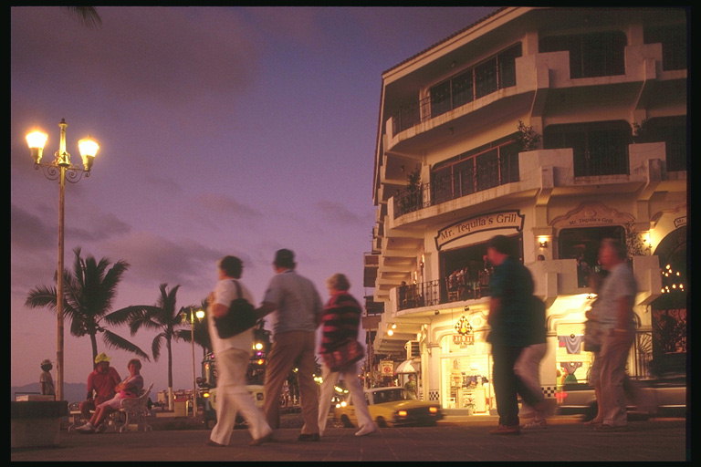 Крайбрежните фенерче осветява нощния живот на богатите жители