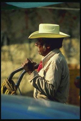 Един мъж в шапка по време на работа