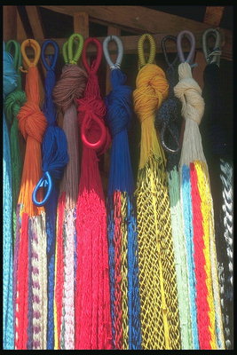 Multi-farvet garn til strikning på salg i det mexicanske marked