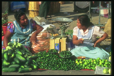 Продавщицы мексиканки свежих овощей во время обеденного перерыва