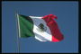 Мексиканский флаг развевается на тёплом американском ветре