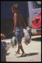 Mexico với một cậu bé nhỏ bắt cá trên đường vào thị trường
