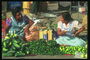 Продавщицы мексиканки свежих овощей во время обеденного перерыва