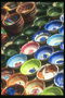 Миски и тарелки расставленные на рынке для продажи иностранным туристам