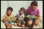 Sunburned fëmijë meksikan të shitur iguanas detare turistët kurioz