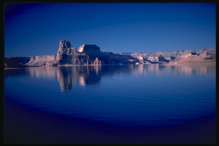 Отображение гор в воде