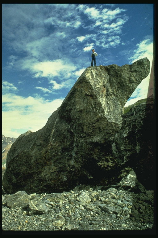 Человек на каменной вершине