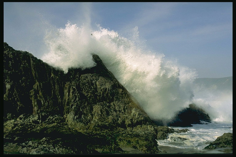 Волны покоряющие скалы