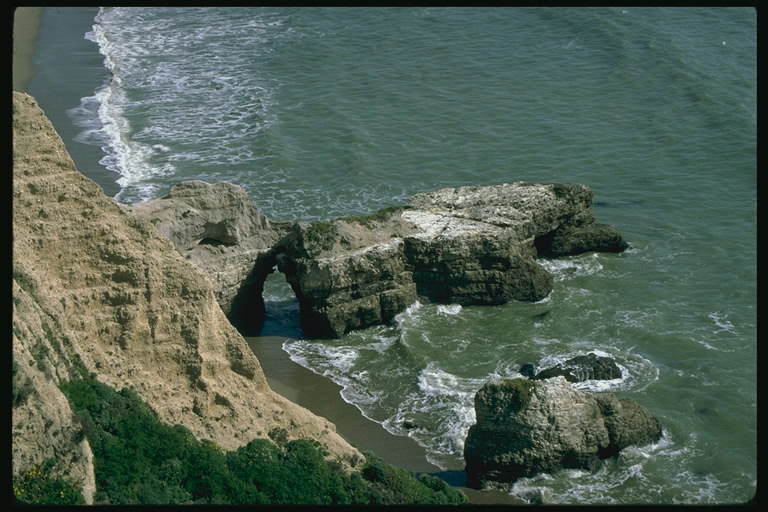 Скалы в море