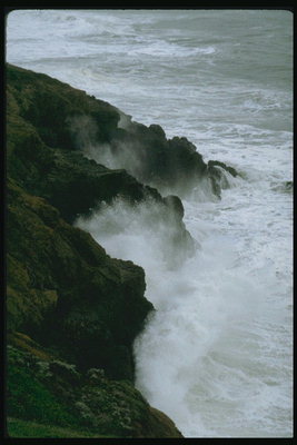 Бурное море бьющиеся о скалы