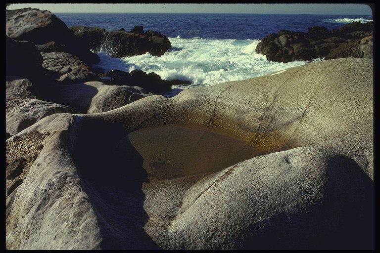 Калифорния. Каменные глыбы у моря