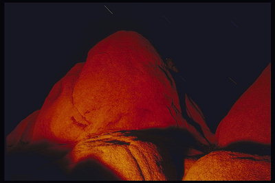 Пещеры освещённые красным светом