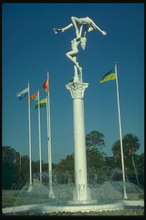 美国佛罗里达州。 喷泉与雕塑的男人和女人