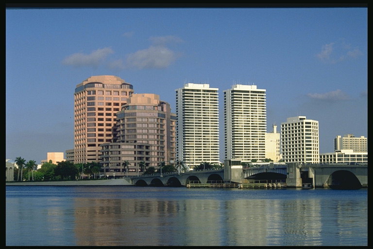Флорида. Высотные здания на берегу реки города