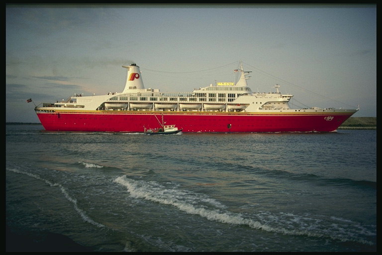 Florida. Ship floating fil-baħar