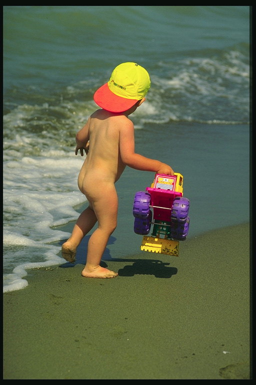Флорида. Ребёнок с игрушкой на берегу моря