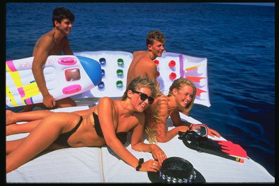 קיץ. פלורידה. קבוצת אנשים resting על הסירה
