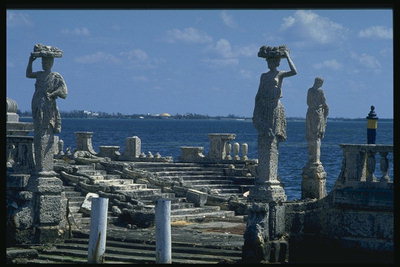 Florida. Statujas no jūras.
