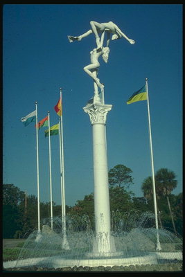 Florida. Der Brunnen mit Skulpturen von Männern und Frauen
