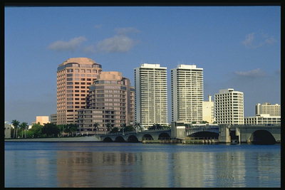 Florida. High-vzestup budovy na břehu řeky městě