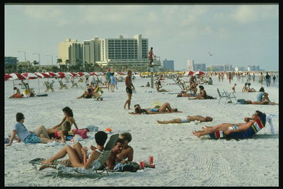 Флорида. Люди отдыхают на пляже