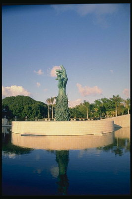 Флорида. Скульптура у воды