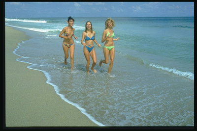 Флорида. Женщины бегущие по берегу