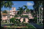 Florida. Sārta viesnīca ēnā palmu parks