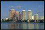 Florida. Sokemeletes épületek a folyóparti város