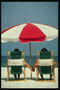 Флорида. Пляж. Отдыхающие под солнцезащитным зонтиком.