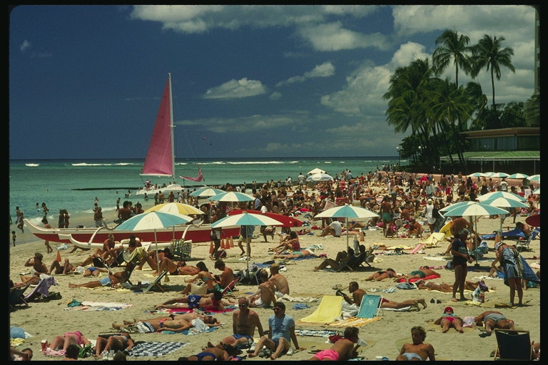 Переполненный пляж туристами