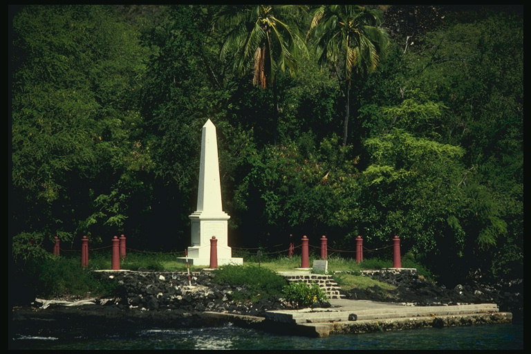 Памятник на  берегу