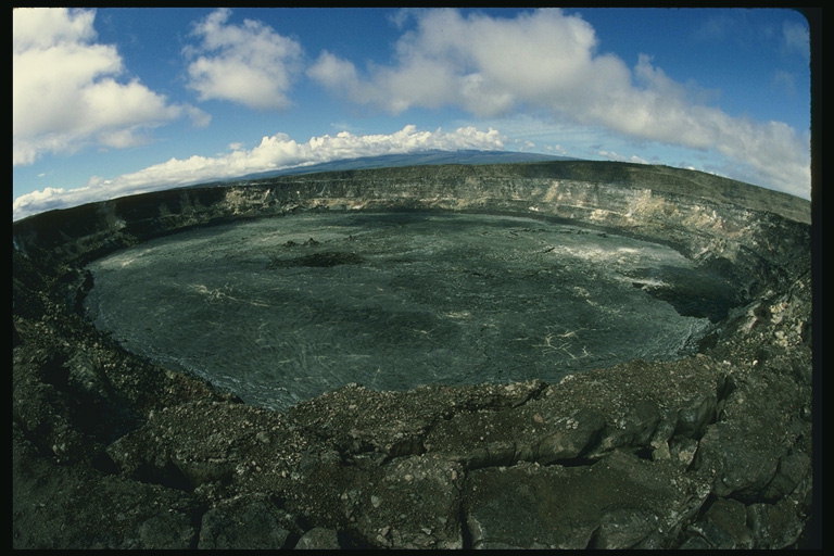 Кратер вулкана заполненный водой