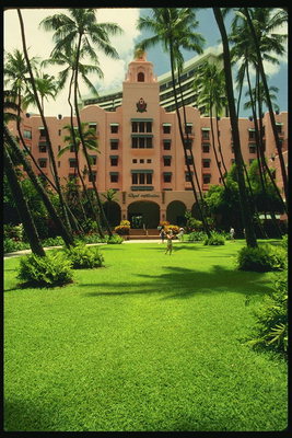 Зелёная лужайка перед входом в гостиницу