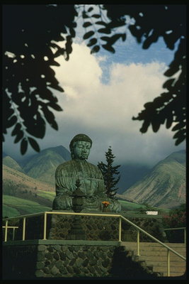 Статуя божеству в долине скал