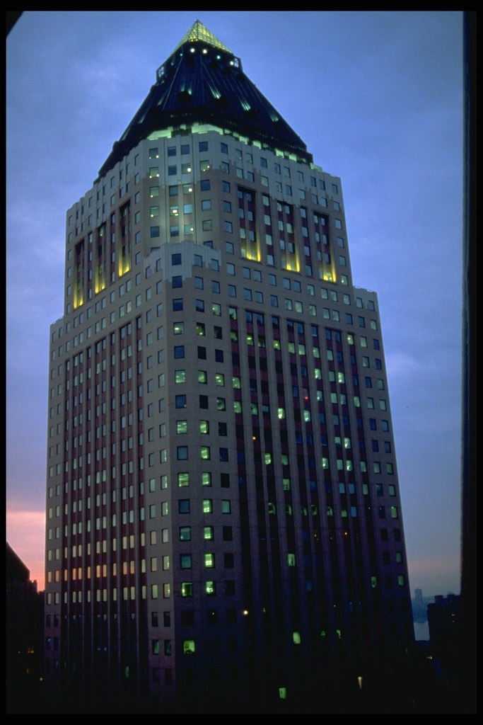 Вечер. Высотное здание с включёнными окнами