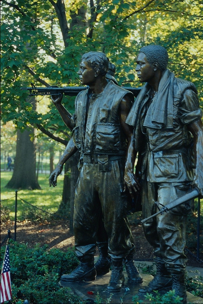 Бронзовые статуи мужчин в военной форме. Парк