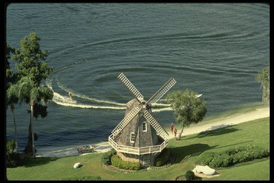 Ветрянная мельница на берегу реки.