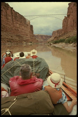 Прогулки туристов на катере по горной реке