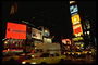 Ночной город с яркими вывесками рекламы