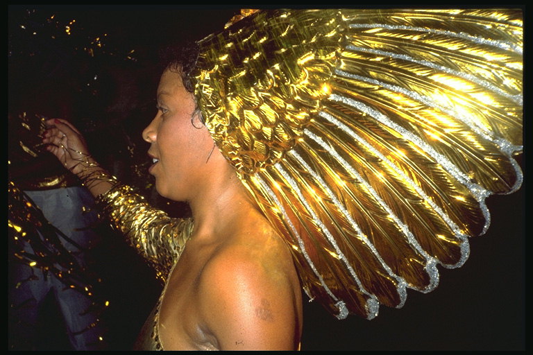 O femeie într-o coroana de aur pe capul lui