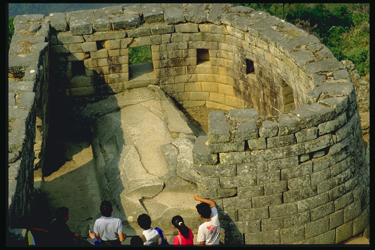 Древняя стена крепости. Экскурсия туристов