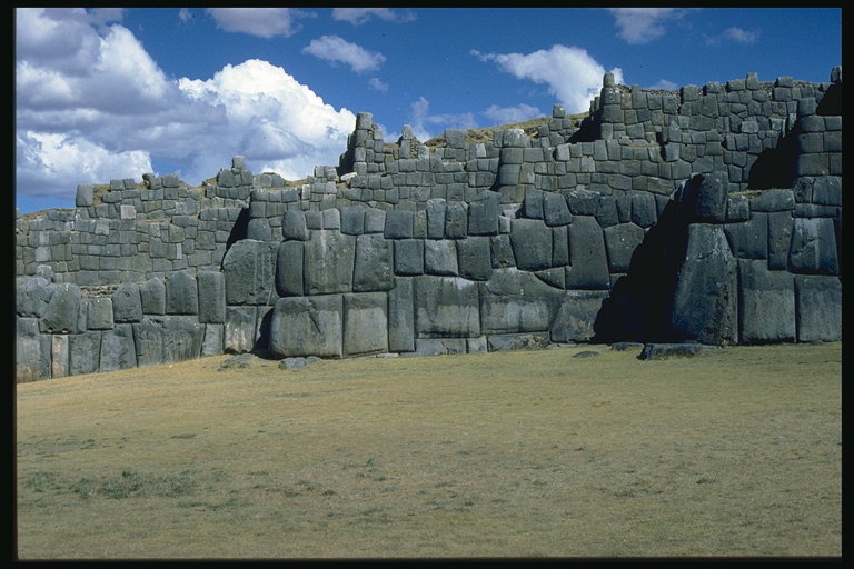 El muro de piedra es una antigua fortaleza