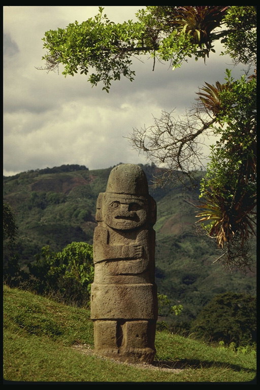En sten staty av en idol