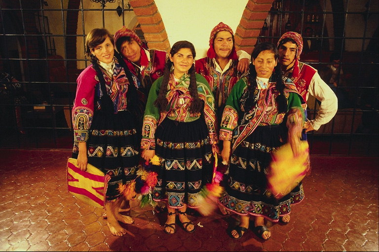 En gruppe kvinner seg costumes