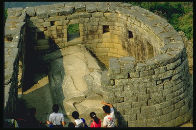 Dinding benteng kuno. Perjalanan tamasya