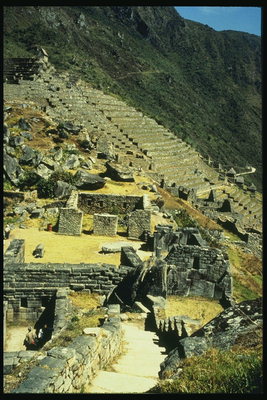 Ruinerne af byen på et bjerg skråning
