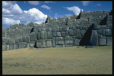 Các bức tường đá cổ xưa là một Fortress