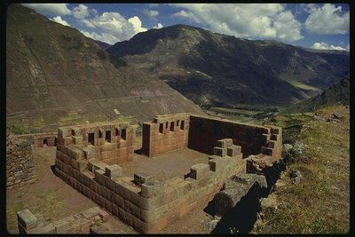 Dağlarda antik yapı