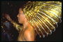 Một phụ nữ trong một vàng bao quanh trên đầu